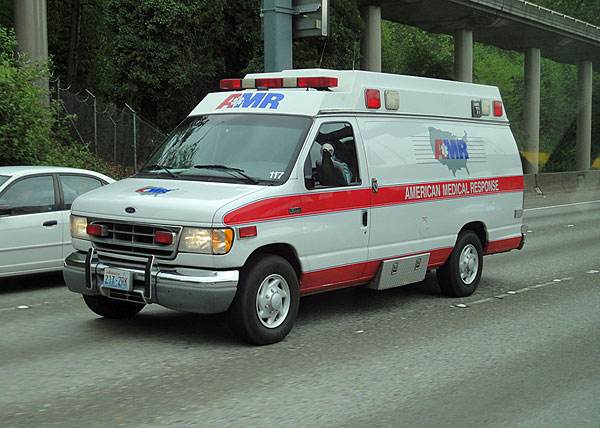 救護(hù)車生產(chǎn)廠家簡析車內(nèi)的醫(yī)療配置有哪些？